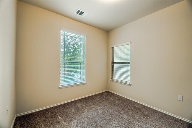 Building Photo - 10001 Pinnacle Crest Loop