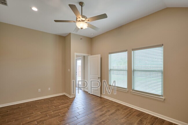 Building Photo - 2506 Cove Real Dr