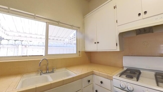 Building Photo - 3537 N San Joaquin St