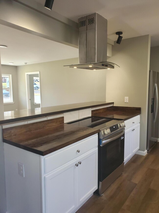 Building Photo - 3353 Tanglewood Dr