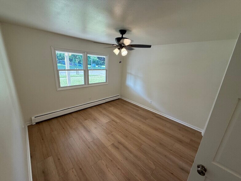 Bedroom 1 - 211 E Paradise Dr