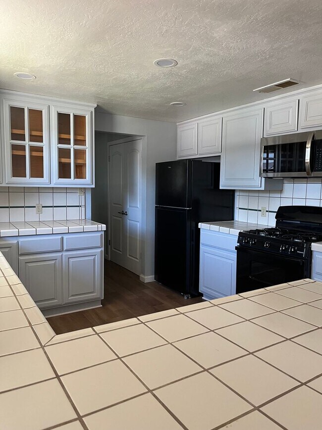 Building Photo - Available Now! Move-In Ready