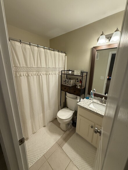 Building Photo - 490 S Barnett Shoals Rd