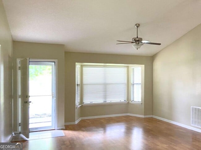 Building Photo - 317 Lake View Dr