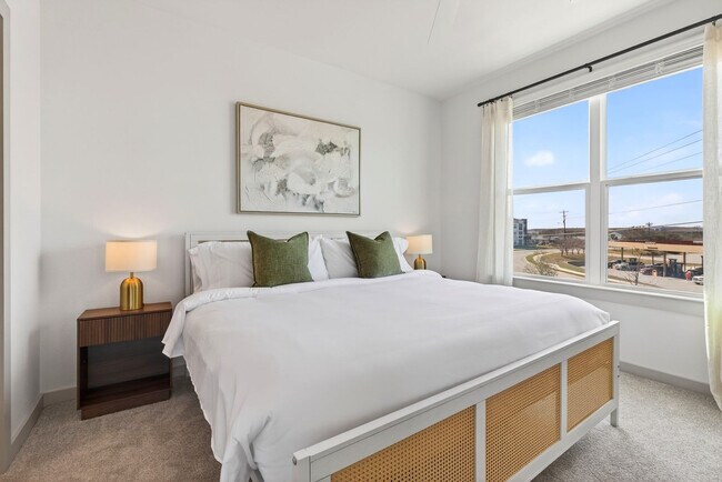 Building Photo - 1301 Leah Ave