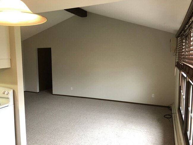 Building Photo - Spacious 2 bedroom in Hopkins!