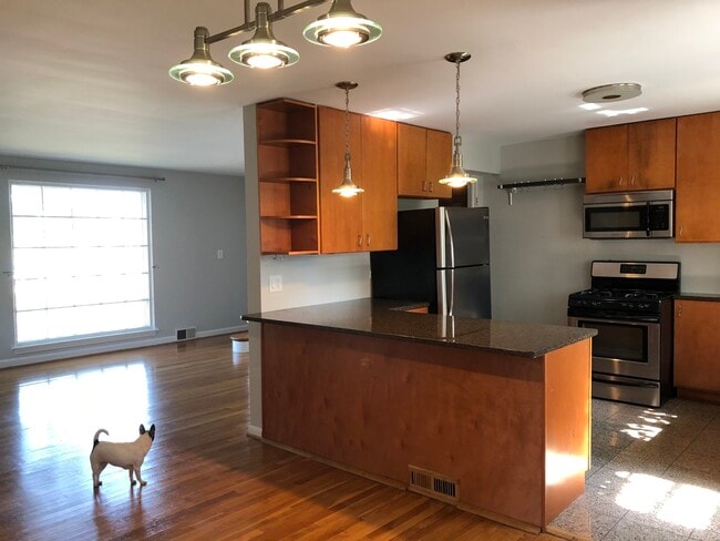 Building Photo - 710 Broadview Ave