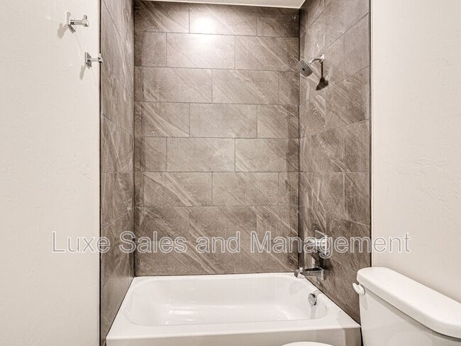 Building Photo - 606 W 2nd St