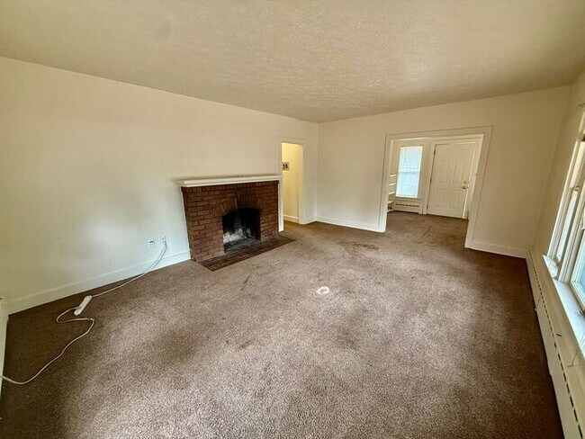 Building Photo - 1/2 Off First Months Rent! 3 Bed + 2 bonus rooms in basement, 2 Bath Home NEAR CSU! Flexible leas...