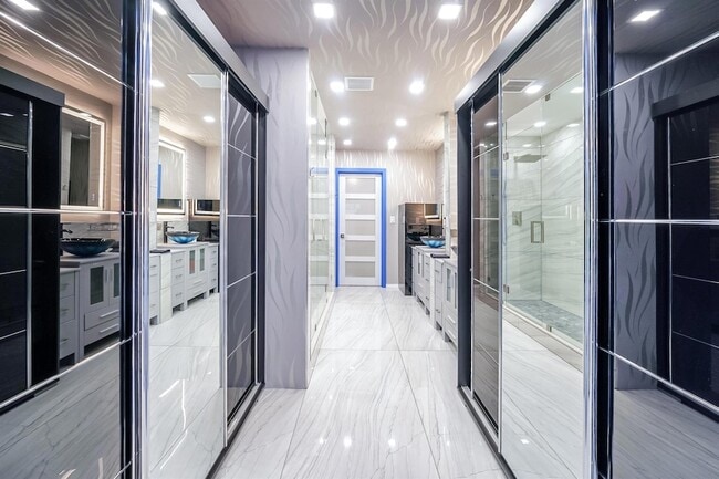 Building Photo - 2531 NE 47th St