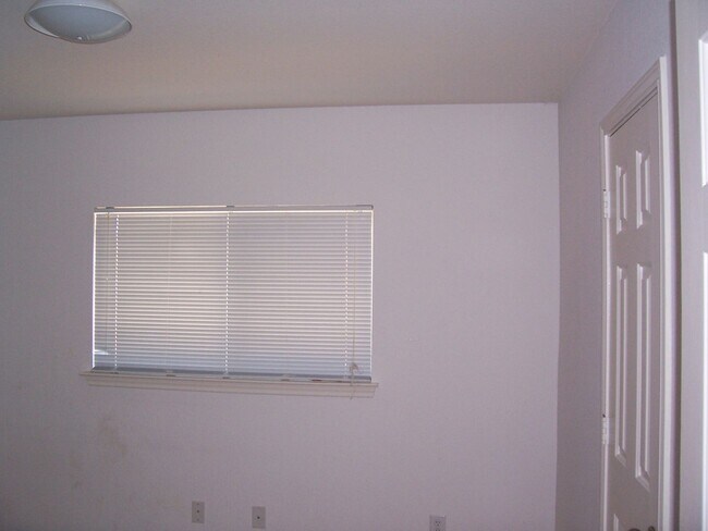 Building Photo - 3 Bedroom Home in a Great Neighborhood
