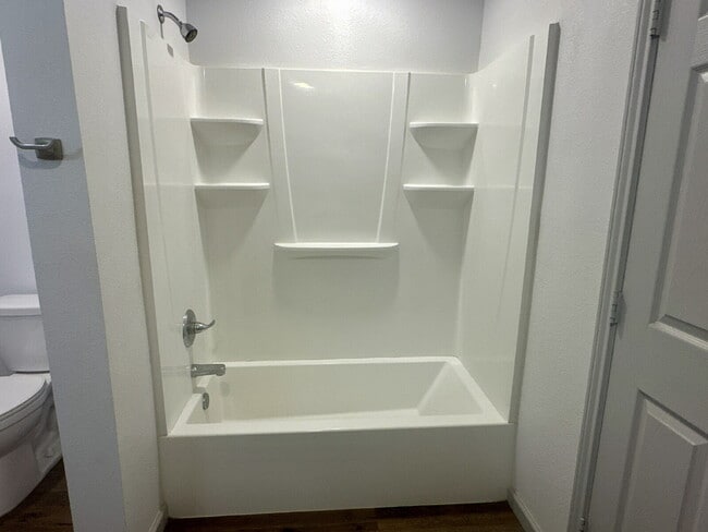 Building Photo - Like-New 3/2!