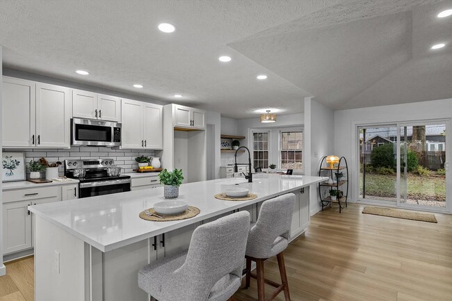 Building Photo - Welcome to your dream home! 4 bedroom 3 ba...