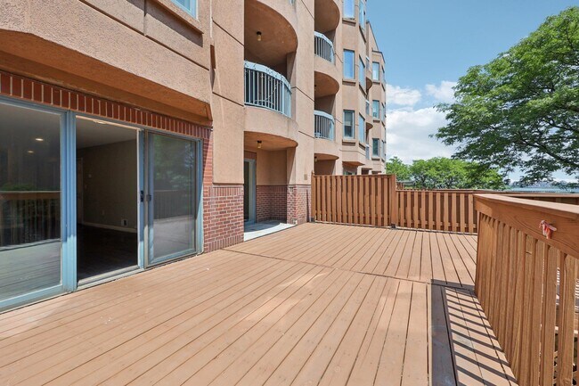 Building Photo - 302 Nelson Ct