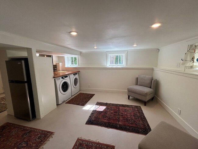 Building Photo - Cozy 2 BR, 1 BA Garden Apartment w/ shared...