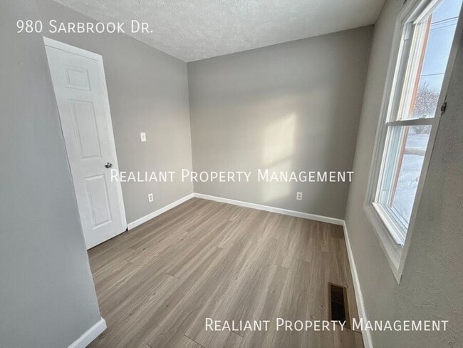 Building Photo - 980 Sarbrook Dr