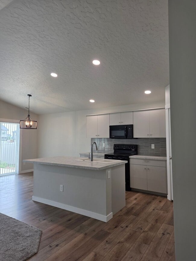 Building Photo - Like new 4 Bedroom Home - Half of 1st Mont...