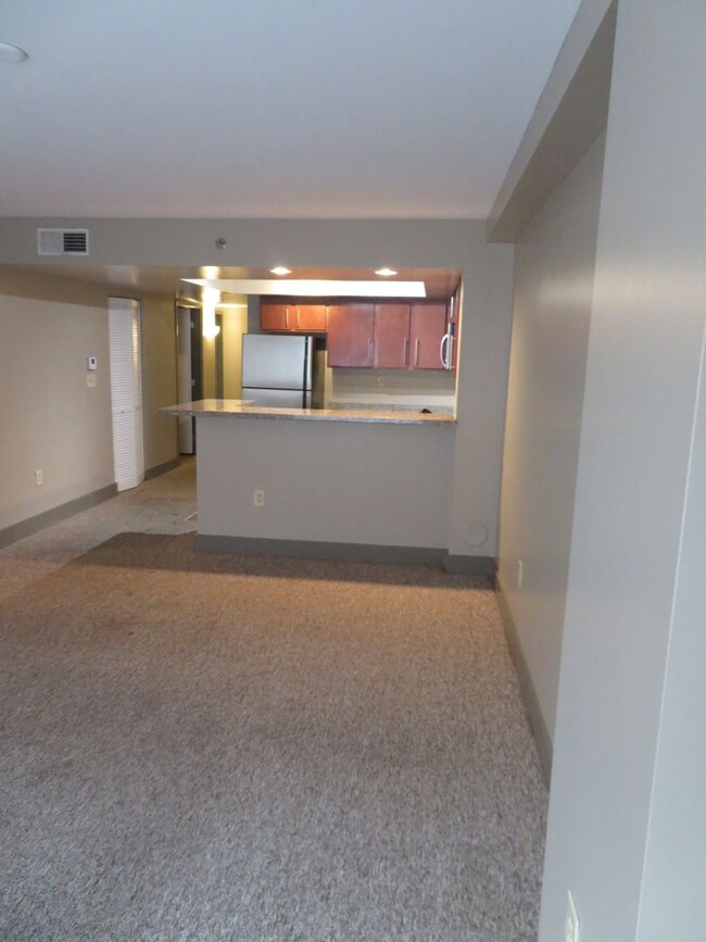 Building Photo - Lake Plaza Condominiums 3BD/2BA FALL 2025 ...