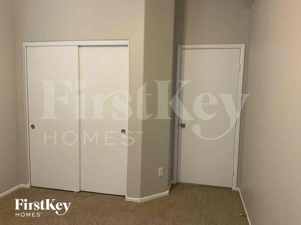 Building Photo - 2209 Meadow Green Ave