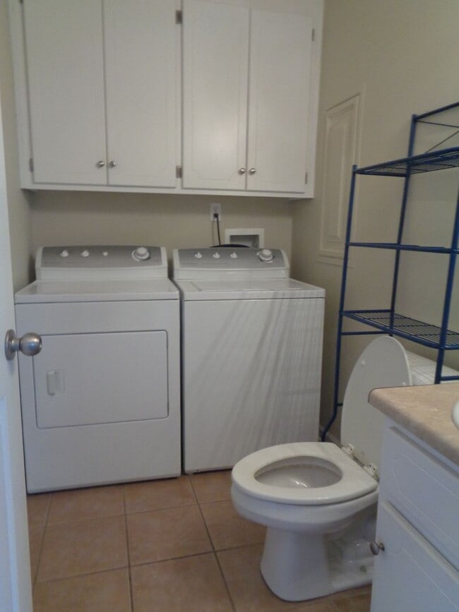 Building Photo - Wakefield Subdivision!!  END UNIT