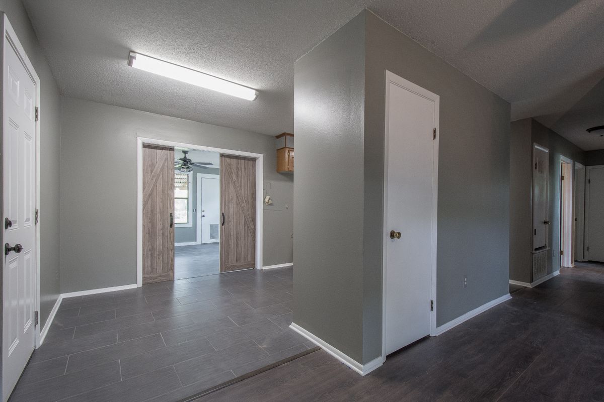 Building Photo - 1811 Linda Ln