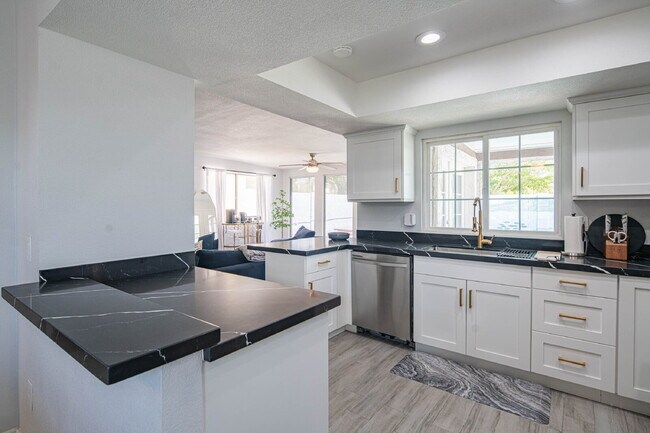 Building Photo - 10615 N 63rd Dr