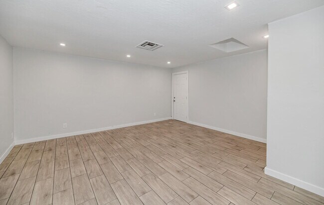 Building Photo - Fully Renovated 2 Bed / 2 Bath in Central ...