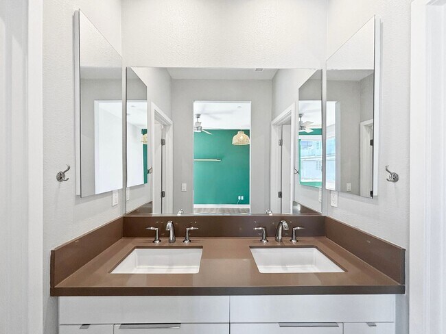 Building Photo - Stunning 3BD/2.5BA Townhouse in Mission Va...
