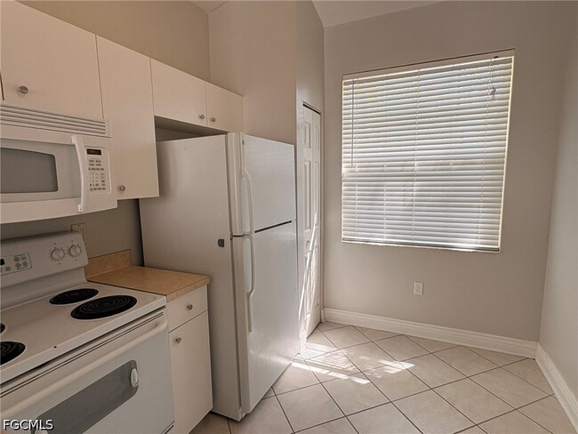 Building Photo - 3636 Pine Oak Cir