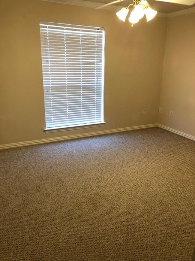 Building Photo - 2 BEDROOM 2.5 BATH TOWNHOME