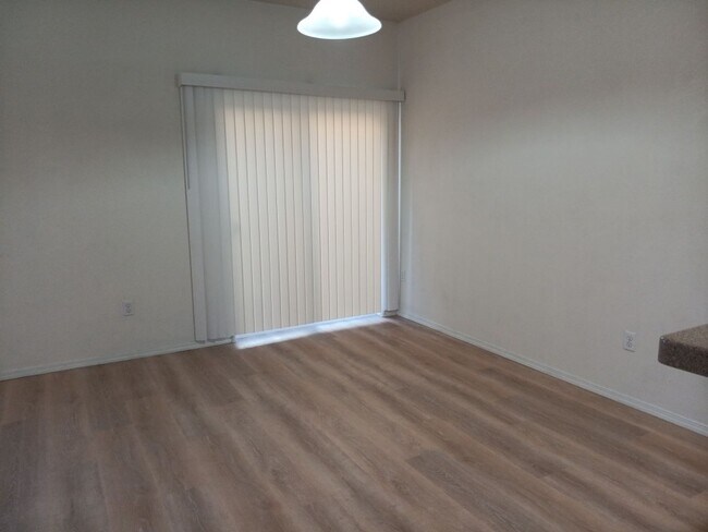 Building Photo - Beautiful 3 bedroom 3 bathroom home! Showi...