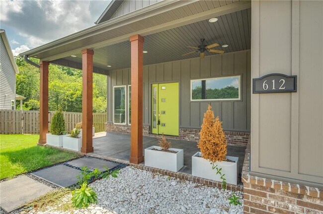 Building Photo - 612 S 58th Ct