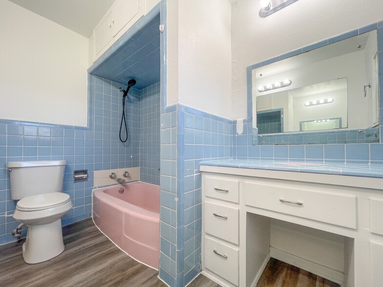 Building Photo - 701 N Barbara St