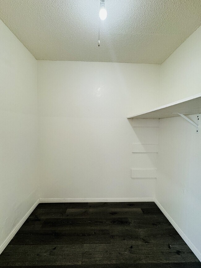 Building Photo - Conveniently Located Downstairs 2 bed, 1 b...