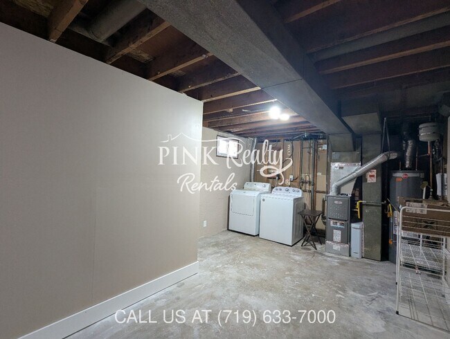 Building Photo - 2545 Lelaray St