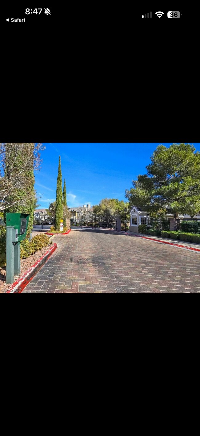 Building Photo - 985 Prestwick St