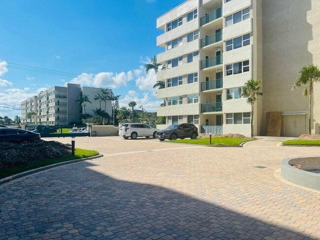 Building Photo - 1237 Hillsboro Mile