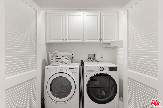 Building Photo - 6020 S Seabluff Dr