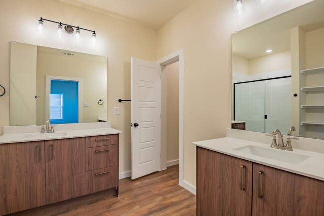 Building Photo - AVAILABLE NOW! GORGEOUS 4 BEDROOM DUPLEX LOCATED IN MIDLOTHIAN ISD!