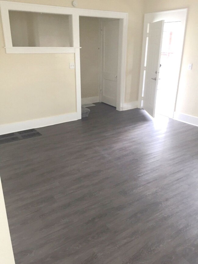 Building Photo - 3 bedroom 1 bath