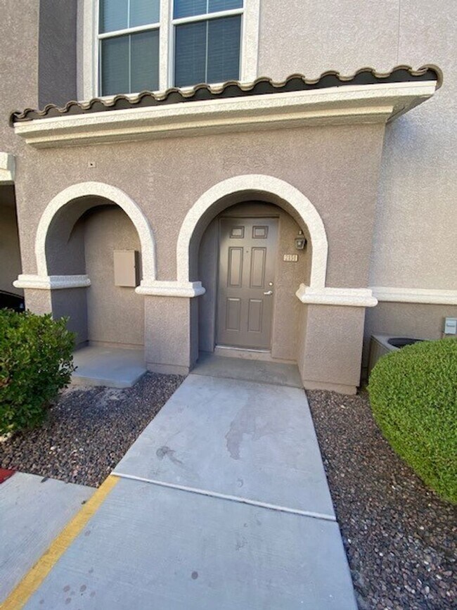 Building Photo - Gorgeous 3 level townhouse with a garage