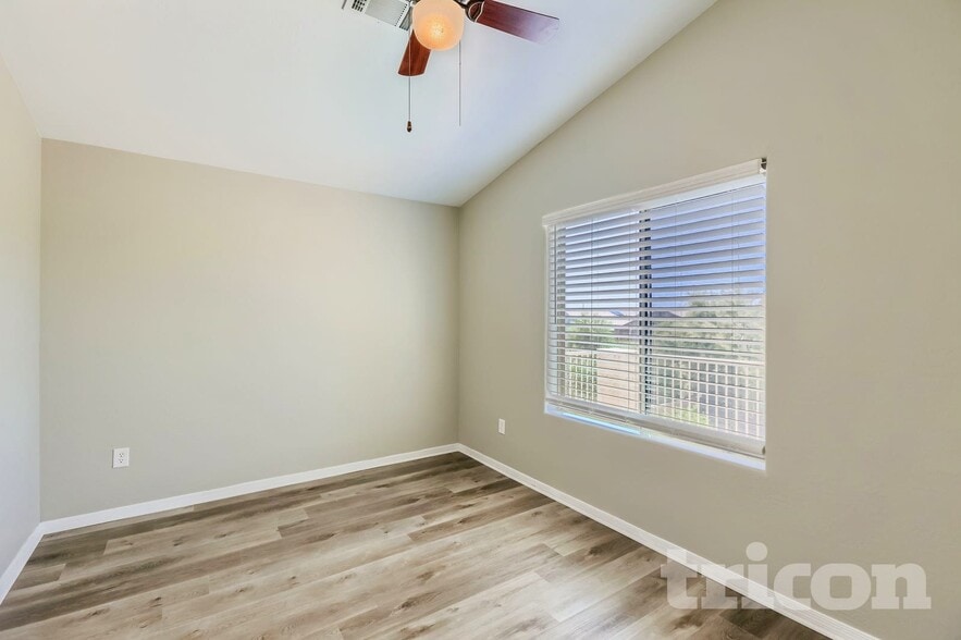 Building Photo - 924 S 240th Dr