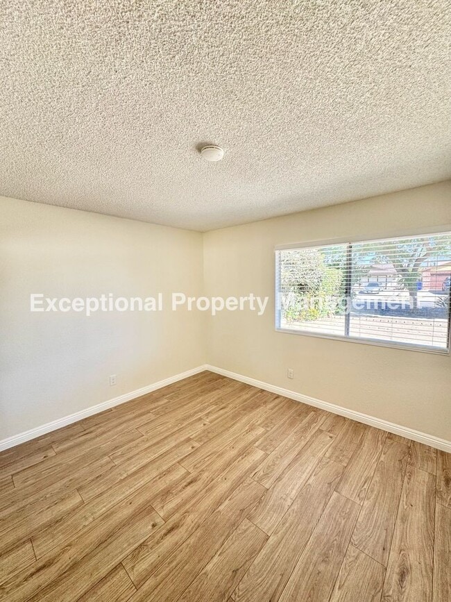 Building Photo - Ready to move in 3 bedroom 2 bath home