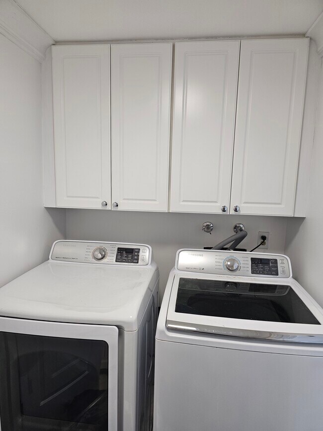 Building Photo - 11 Oak St