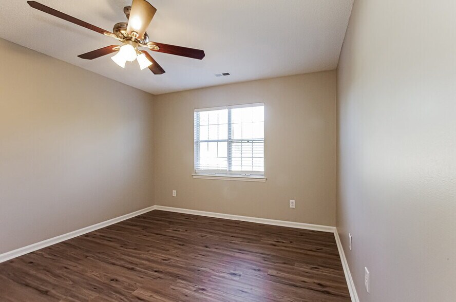 Building Photo - 4817 Farmview Dr