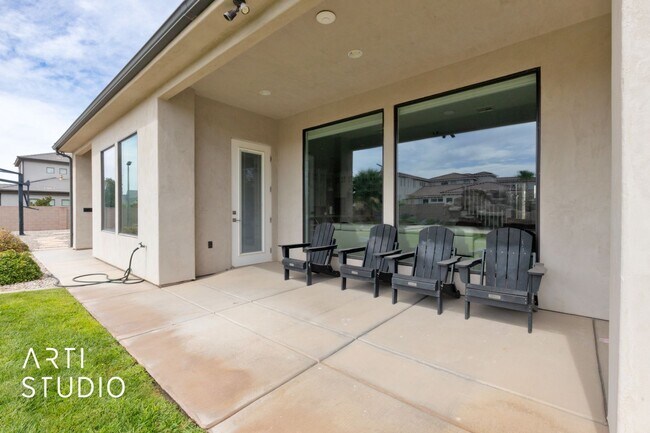 Building Photo - Gorgeous 5 bed 4 bath with AWESOME BACK YA...