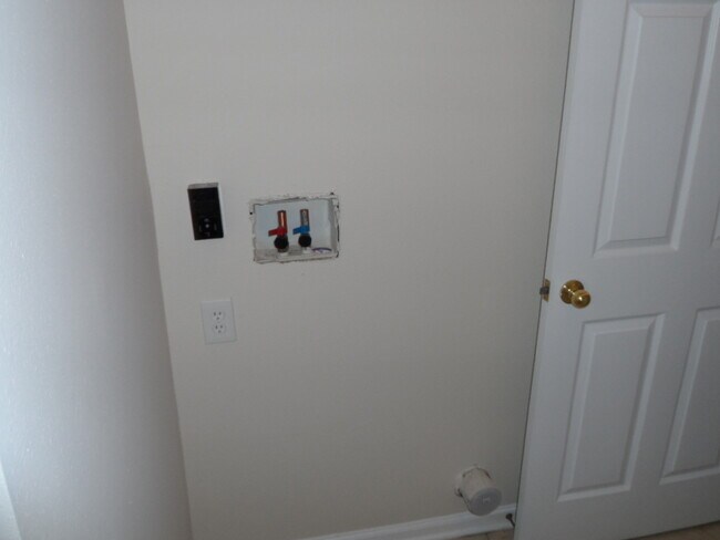 Building Photo - Special $1495 Windsor Falls 2 bedroom Cond...