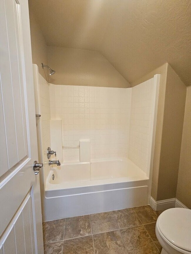 Building Photo - Meridian 5 Bedroom Home - Move in Special!...