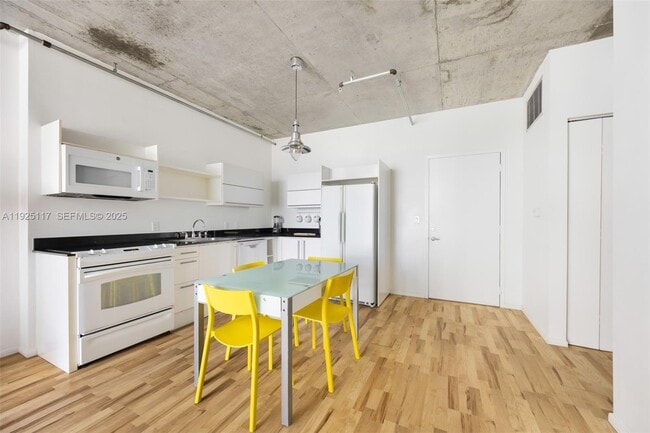 Building Photo - 690 SW 1st Ct