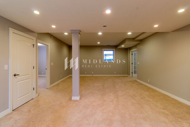 Building Photo - Spacious Bellevue 4 bedroom home!